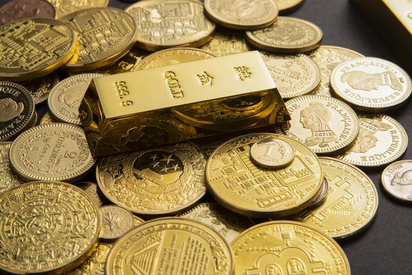 Ein Goldbarren Auf Einem Haufen Münzen Geschäftskonzept — Stockfoto