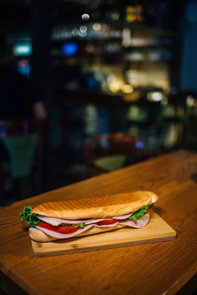 Een Verticaal Close Van Een Broodje Ham Groente Een Houten — Stockfoto