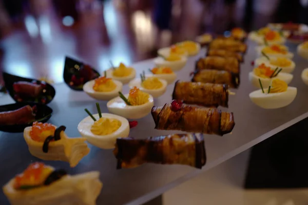 Gros Plan Rouleaux Aubergines Œufs Durs Avec Caviar Saumon Dans — Photo