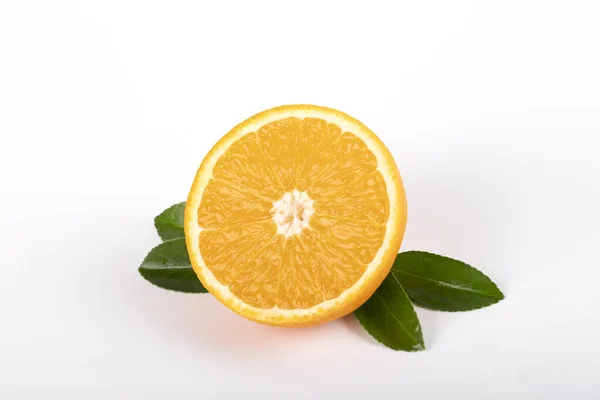 Een Oranje Schijfje Geïsoleerd Een Witte Achtergrond — Stockfoto
