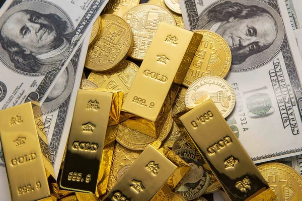 Bozuk Paraların Banknotların Üzerinde Bir Yığın Altın — Stok fotoğraf