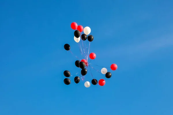 青い空の下で気球を飛ぶ低角度ショット — ストック写真