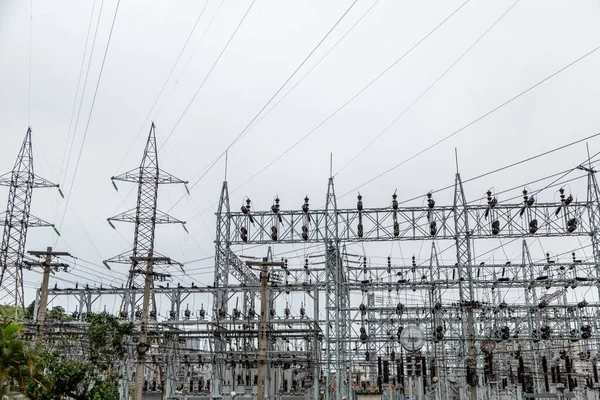 Tiro Ângulo Baixo Das Linhas Energia Capturadas Dia Nublado Conceito — Fotografia de Stock