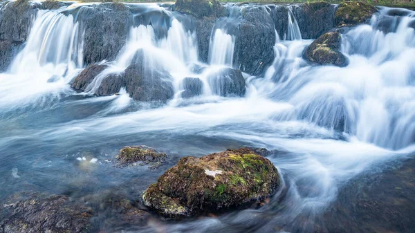 Uma Limpa Espumosa Que Flui Pequenas Cachoeiras Uma Floresta — Fotografia de Stock