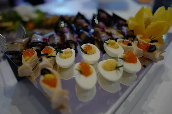 用鲑鱼鱼子酱 洋葱片和茄子卷选择性地集中拍摄煮熟的鸡蛋 — 图库照片