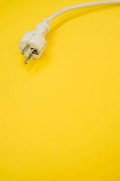 Een Verticaal Shot Van Een Elektrische Draad Plug Een Geel — Stockfoto