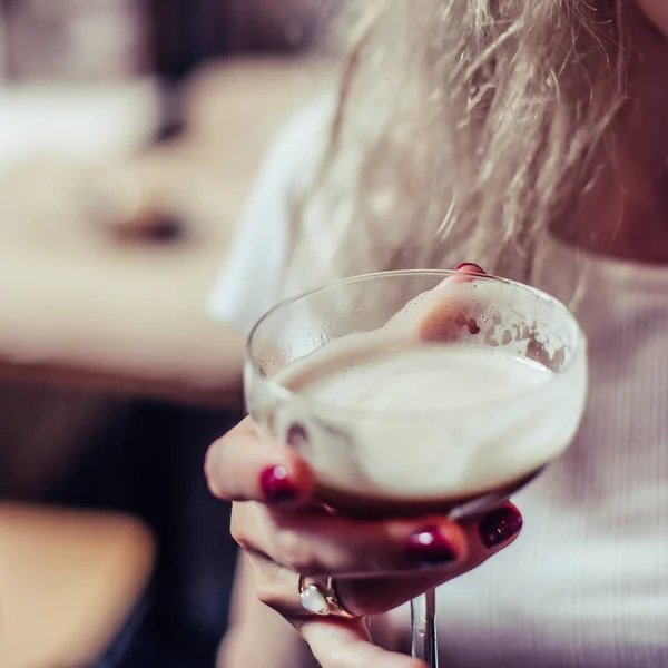 Bartender Making Alcoholic Cocktail Summer Cocktail Bar — Stock Photo, Image