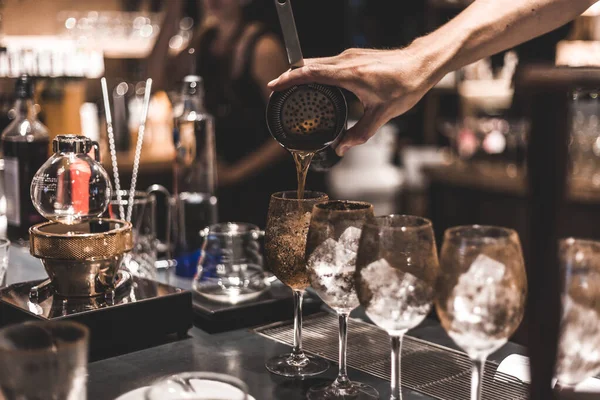 Μπάρμαν Φτιάχνει Ένα Αλκοολούχο Κοκτέιλ Ένα Καλοκαιρινό Κοκτέιλ Στο Μπαρ — Φωτογραφία Αρχείου