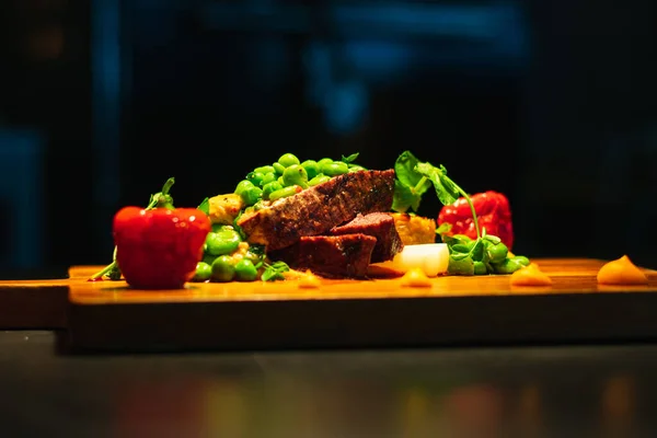 木の板の上で牛肉のスライスと新鮮な野菜のクローズアップショット — ストック写真