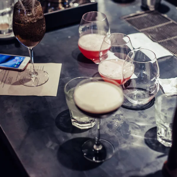 Bartender Membuat Koktail Alkohol Koktail Musim Panas Bar — Stok Foto
