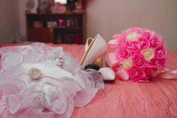 Jegygyűrűk Egy Fehér Párna Magas Sarkú Cipő Egy Rózsaszín Virágcsokor — Stock Fotó