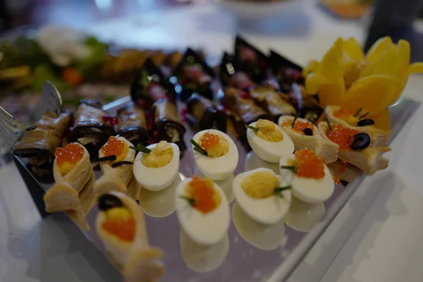 Tiro Foco Seletivo Ovos Cozidos Recheados Com Caviar Salmão Rolos — Fotografia de Stock