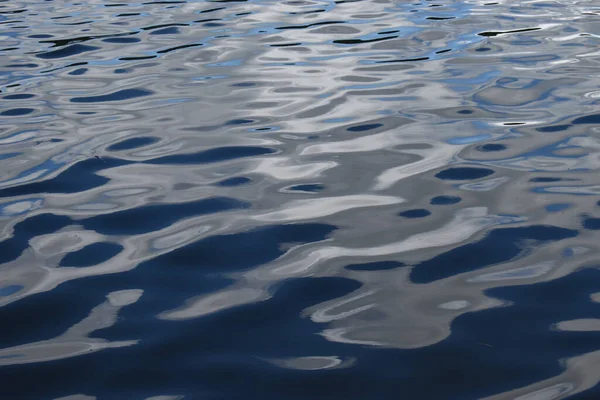 Een Close Van Kristalheldere Blauwe Golven Van Oceaan Een Kalme — Stockfoto