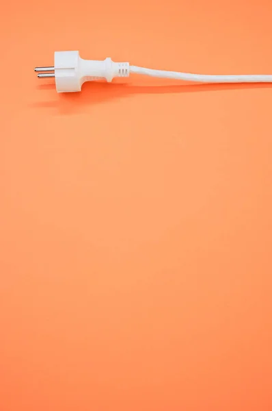 Disparo Vertical Cable Eléctrico Enchufe Una Superficie Naranja — Foto de Stock