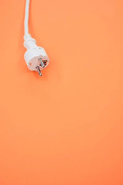 Ett Vertikalt Skott Elektrisk Tråd Och Plugg Orange Yta — Stockfoto