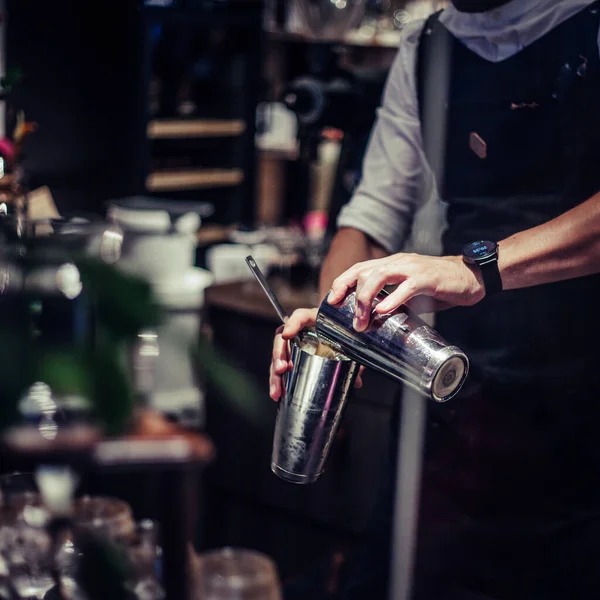 Μπάρμαν Φτιάχνει Ένα Αλκοολούχο Κοκτέιλ Ένα Καλοκαιρινό Κοκτέιλ Στο Μπαρ — Φωτογραφία Αρχείου