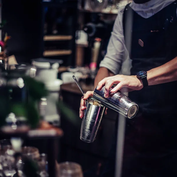 Camarero Haciendo Cóctel Alcohólico Cóctel Verano Bar —  Fotos de Stock