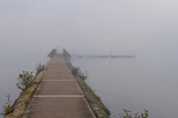 Прекрасний Осінній Пейзаж Мостом Кам Яним Пірсом Водою Туманом — стокове фото