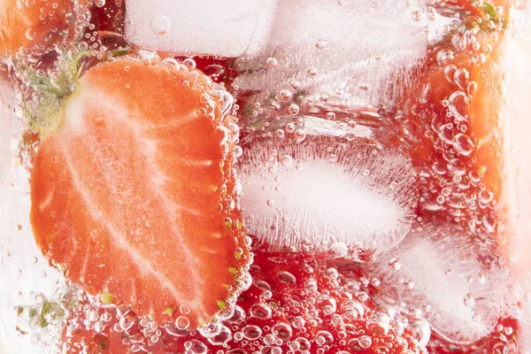 Nahaufnahme Von Beeren Und Eis Glitzerndem Wasser — Stockfoto