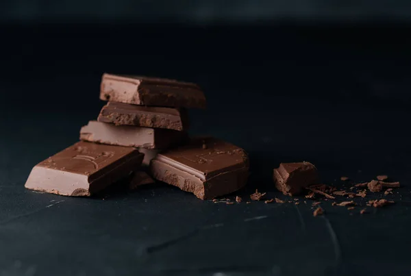Primer Plano Barras Chocolate Desmenuzadas Una Habitación Oscura — Foto de Stock