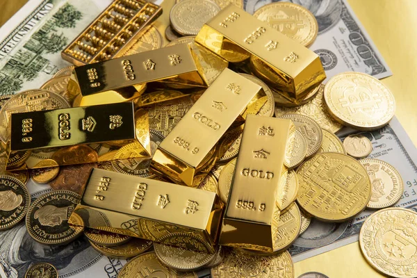 Banknoty Dolarowe Złote Monety Sztabki Złota Rozrzucone Stole — Zdjęcie stockowe