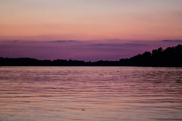 Озеро Окружающим Силуэтом Земли Фиолетовым Небом — стоковое фото