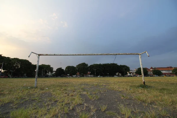 Низкий Угол Броска Старого Футбольного Гола Поле — стоковое фото