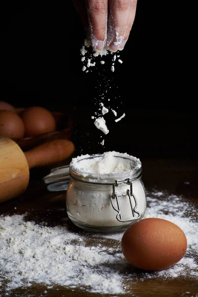 Hand Tar Mjöl Från Skål Med Ägg Och Rullande Nål — Stockfoto