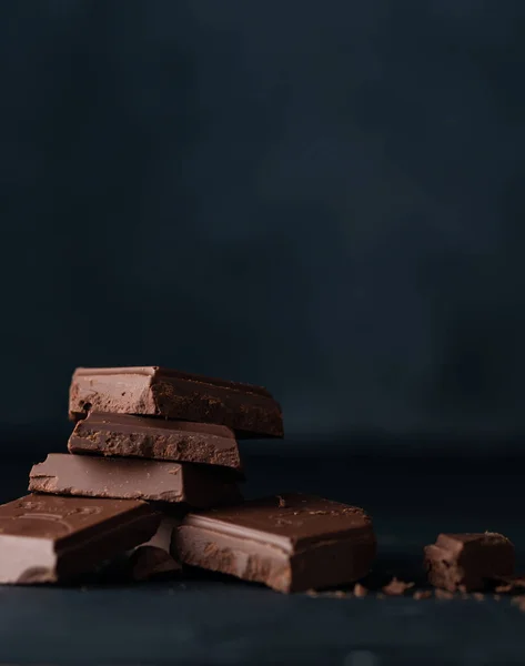 Una Toma Vertical Barras Chocolate Desmenuzadas Una Habitación Oscura — Foto de Stock