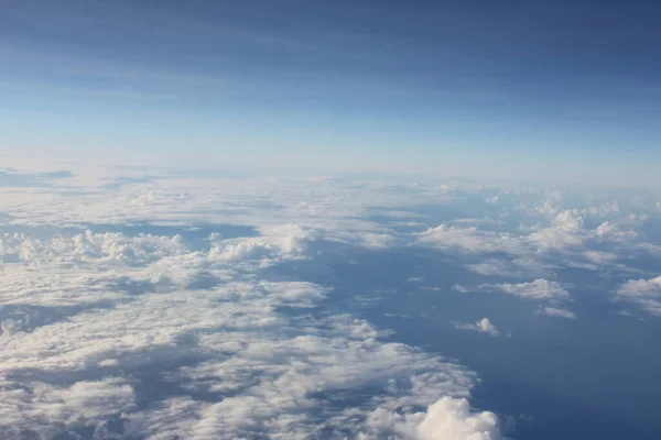 Ένα Γραφικό Πάνω Από Σύννεφα Από Παράθυρο Του Αεροπλάνου — Φωτογραφία Αρχείου