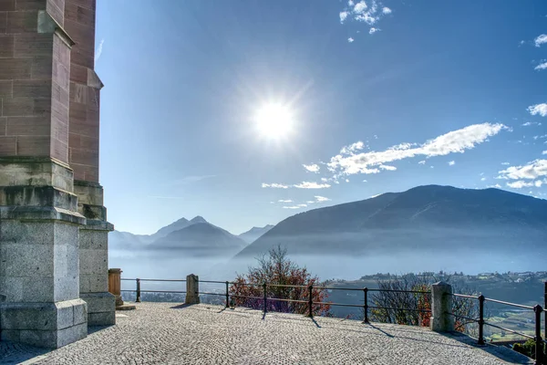 Prachtig Uitzicht Een Stralende Zon Boven Bergketens Schenna Zuid Tirol — Stockfoto