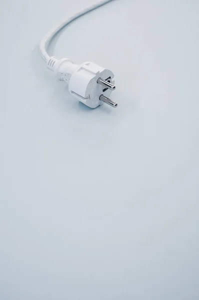Împușcătură Verticală Unui Dop Electric Unui Fir Suprafață Albă — Fotografie, imagine de stoc