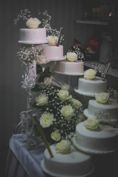 Eine Vertikale Aufnahme Einer Mehrstöckigen Weißen Torte Mit Blumenschmuck — Stockfoto