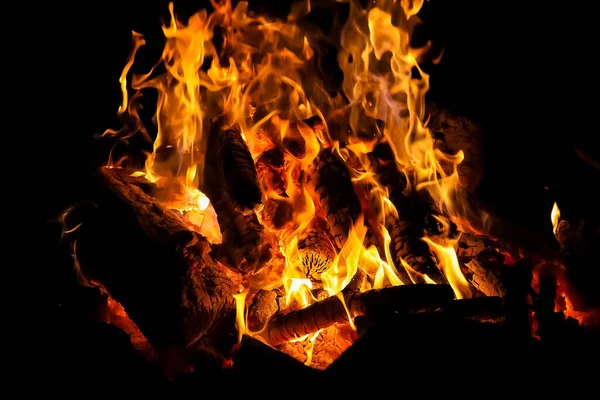 Een Prachtig Uitzicht Vuurvlammen Een Donkere Achtergrond — Stockfoto
