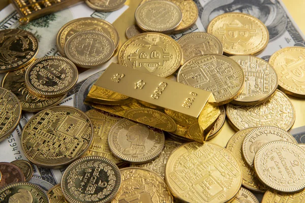 Dolarové Bankovky Zlaté Mince Zlaté Cihly Roztroušené Stole — Stock fotografie