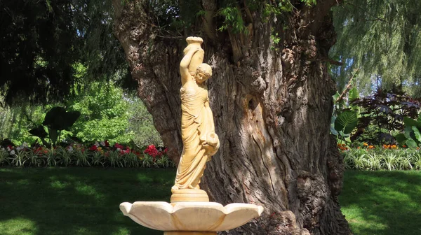 Closeup Traditional Greek Style Statue Girl Vase Edwards Garden — Stock Photo, Image