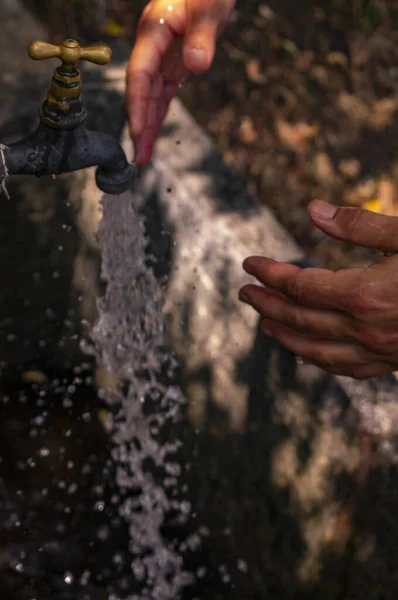 Closeup Vertical Shot Man Washing His Hands Stream Water Flowing — Stock Photo, Image