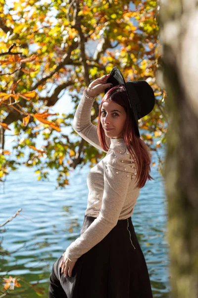 Disparo Vertical Una Hermosa Chica Caucásica Con Sombrero Parque Durante —  Fotos de Stock