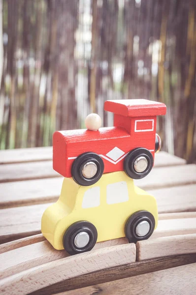 Pionowy Wybiórczy Strzał Ostrości Czerwonego Pociągu Zabawki Żółty Samochód Zabawki — Zdjęcie stockowe