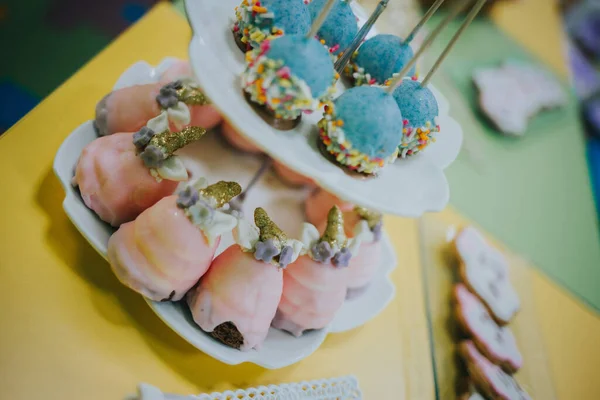 Selektywne Zbliżenie Ostrości Czekoladowego Deseru Pokrytego Cukierkami Kolorowymi Wzorami — Zdjęcie stockowe