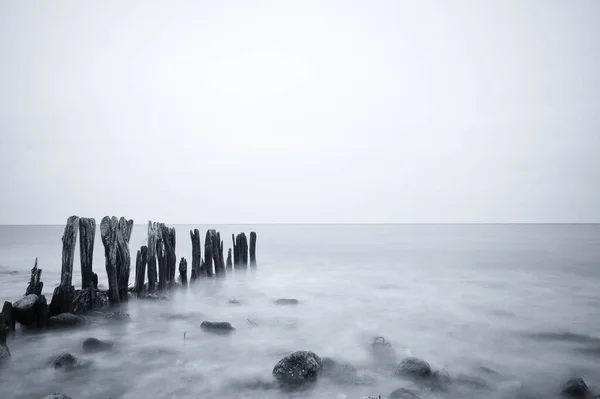 Plano Escala Grises Hermoso Paisaje Marino Bajo Cielo Nublado Ostsee — Foto de Stock