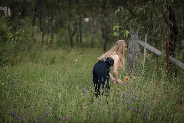Blondynka Młoda Dziewczyna Zbierająca Kwiaty Polu — Zdjęcie stockowe