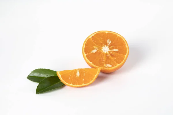 白い表面に種が付いているスライスされたオレンジのクローズアップ — ストック写真
