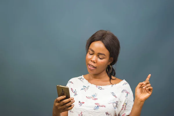 一个非洲美女用手机拍的特写镜头 — 图库照片