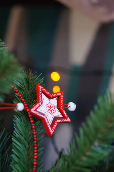 Tiro Vertical Brinquedo Multicolorido Pendurado Uma Árvore Natal — Fotografia de Stock