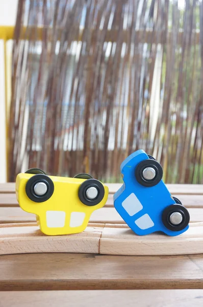 Tiro Foco Seletivo Vertical Carros Brinquedo Amarelo Azul — Fotografia de Stock
