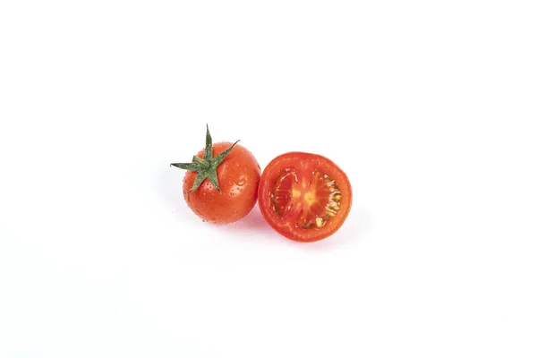 Eine Halbe Und Ganze Tomate Isoliert Auf Weißem Hintergrund — Stockfoto