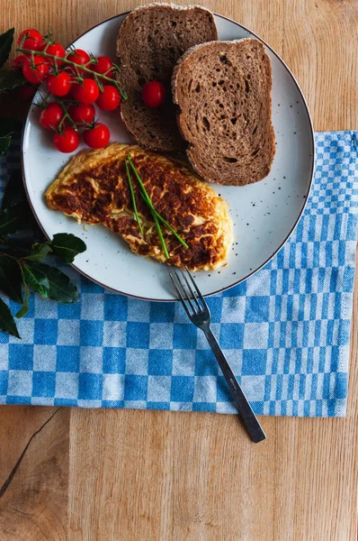 Topputsikt Över Omelett Körsbärstomater Och Bröd Perfekt Frukost — Stockfoto