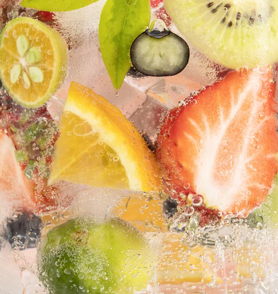 Primo Piano Verticale Frutti Bacche Acqua Frizzante — Foto Stock