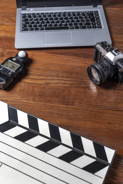 Sebuah Tampilan Puncak Closeup Kamera Notebook Photometer Dan Film Clapperboard — Stok Foto